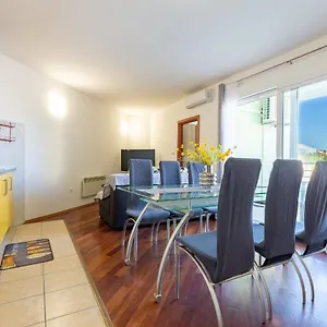 nika-aparment-with-large-balcony-and-bbq.hotelinzadar.com/
